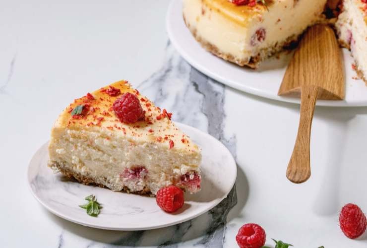 fetta di cheseecake ai lamponi nel piatto
