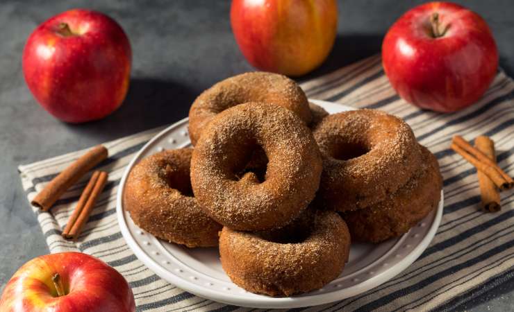piatto di ciambelle mela e cannella
