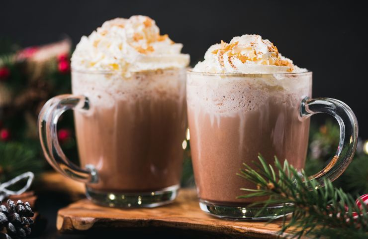 Due tazze di cioccolata calda natalizia
