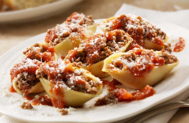 Conchiglioni di Natale ripieni in un piatto
