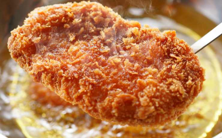 cotoletta appena fritta con panatura croccante