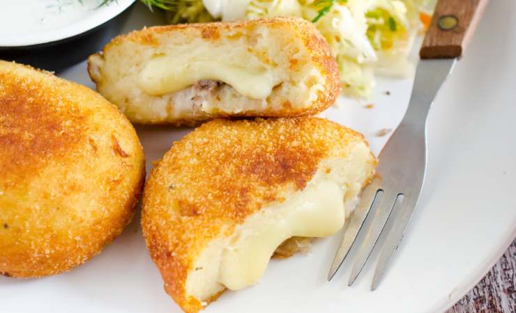 cotolette di patate e formaggio e forchetta