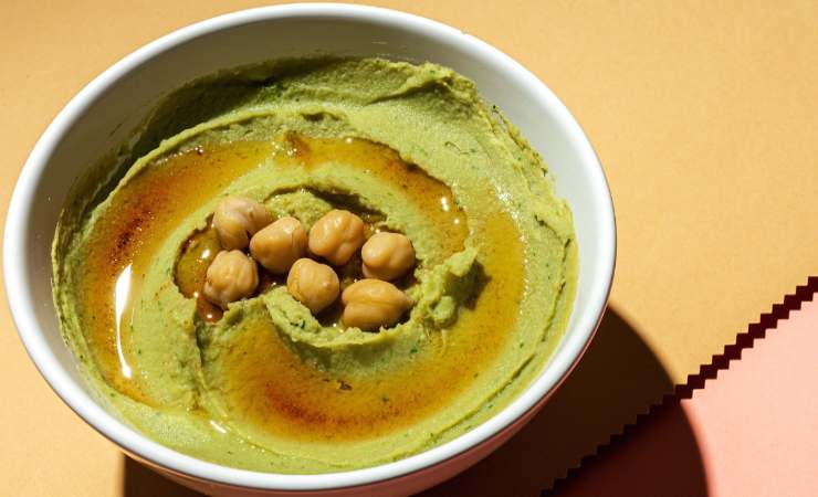 scodella con crema di ceci e avocado