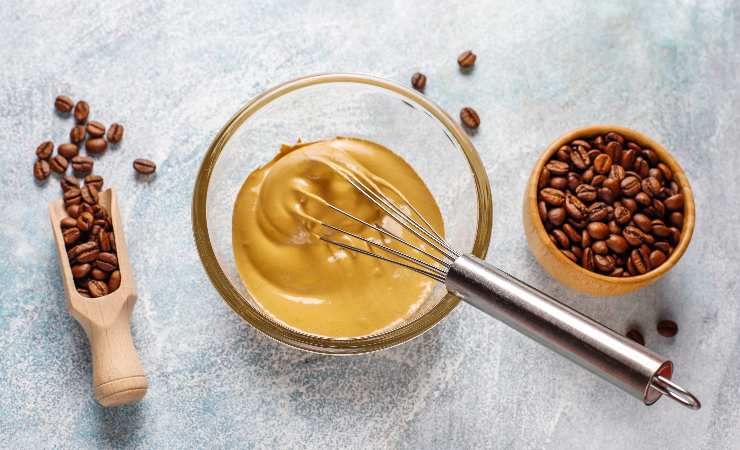 crema pasticcera al caffè con frusta e chicchi di caffè