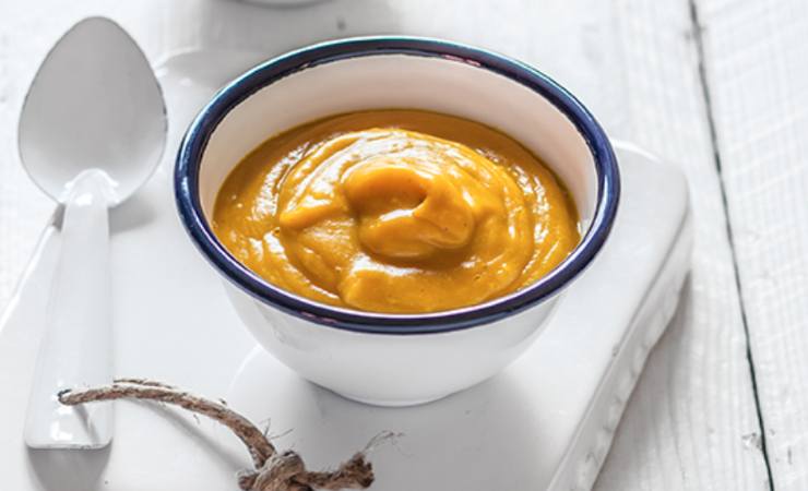 crema di zucca in un piatto