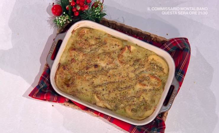 teglia di crespelle su vassoio di Natale