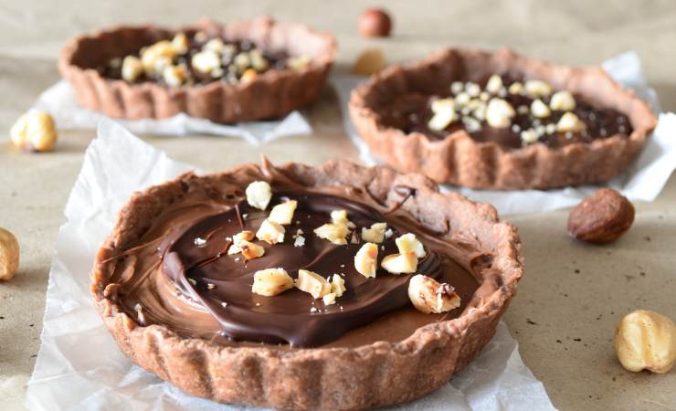 crostatine al cioccolato con granella di nocciola