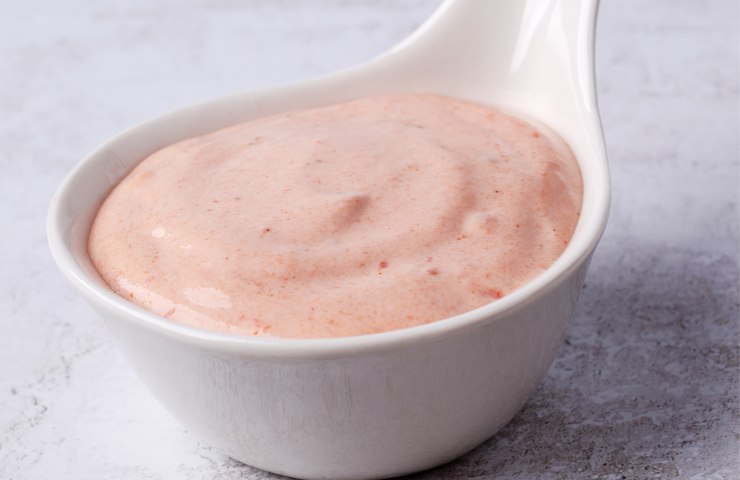 Salsa rosa in una ciotolina