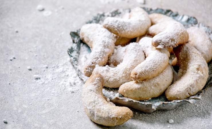 piatto con biscotti a forma di ferro di cavallo