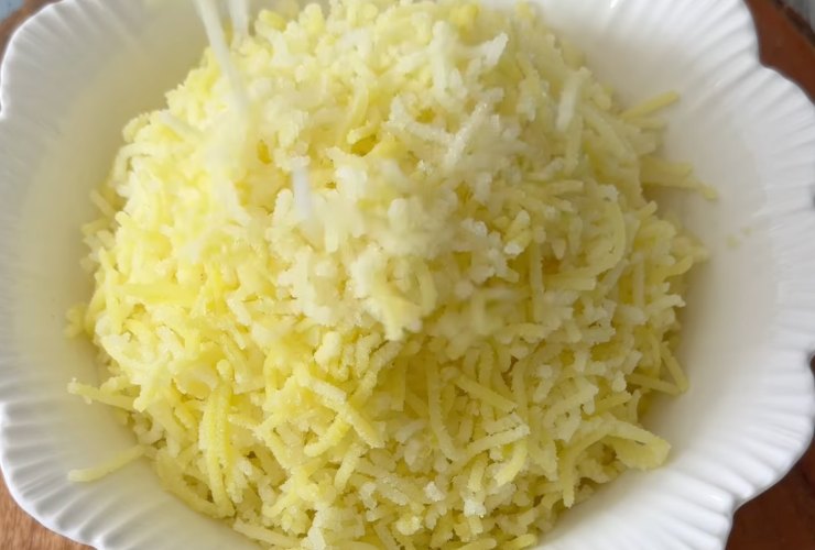 ciotola con patate grattugiate