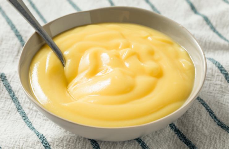 Ciotola con crema pasticcera all'interno