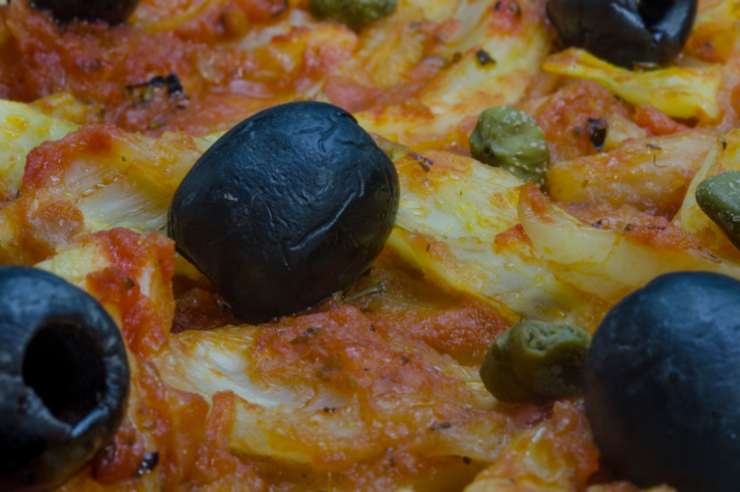 primo piano di finocchi alla pizzaiola con olive nere