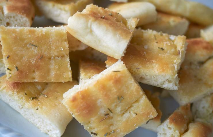 focaccia tagliata a pezzi morbida e soffice