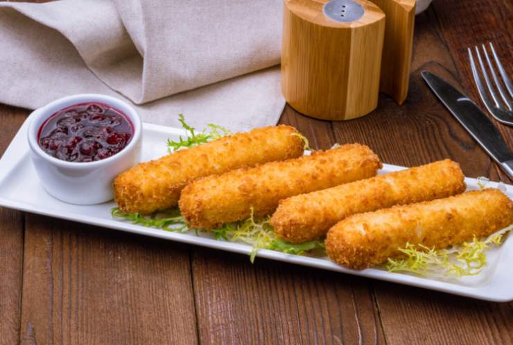 formaggio fritto su vassoio con salsa d'accompagnamento