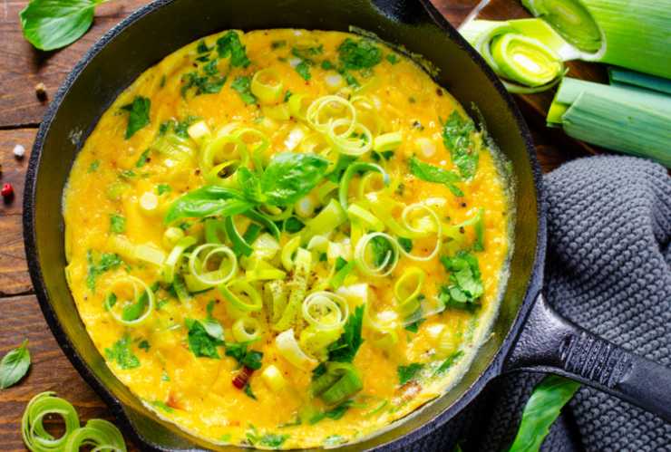 frittata con porri in una padella
