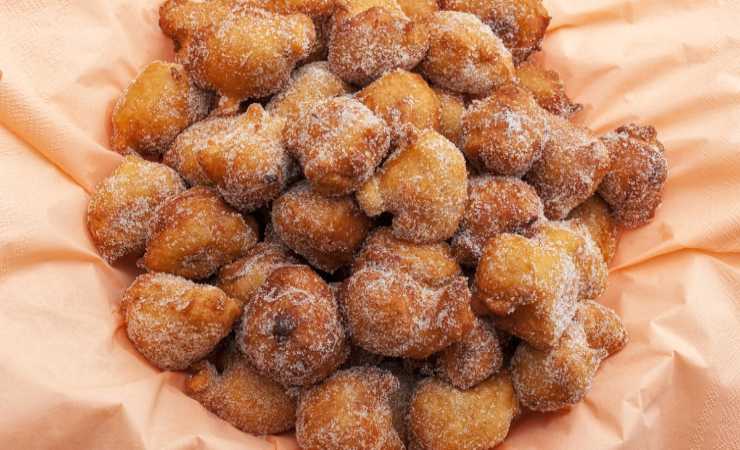 frittelle dolci con uvetta su tovagliolo
