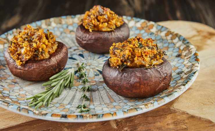 piatto con funghi ripieni di zucca