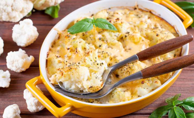 gateau di cavolfiore, cime di cavolfiore e basilico