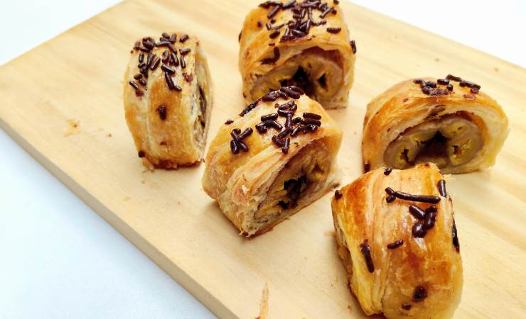tagliere con girelle di pasta sfoglia banane e cioccolato