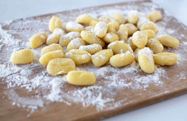 Gnocchi fatti in casa su un tagliere infarinato