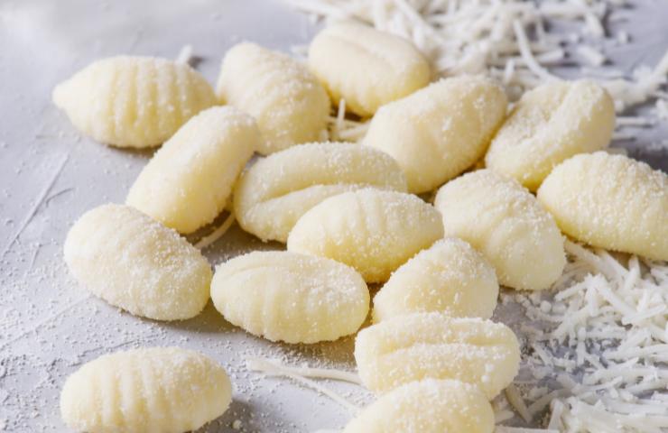 Gnocchi appena preparati su un piano infarinato