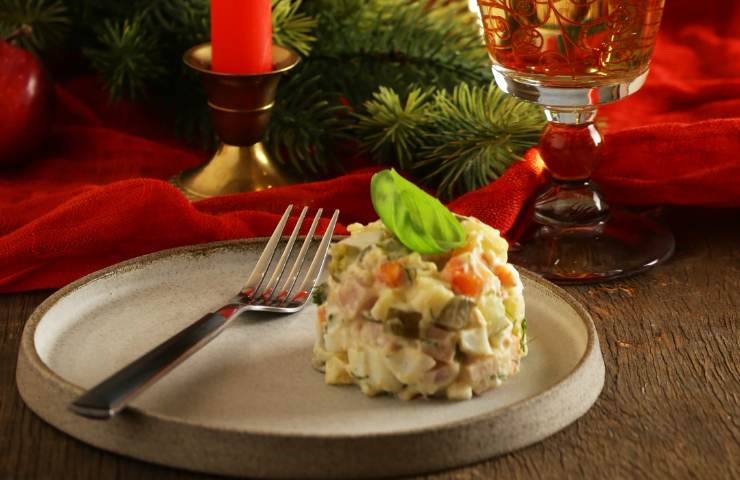 Insalata russa in un piatto su tavola natalizia