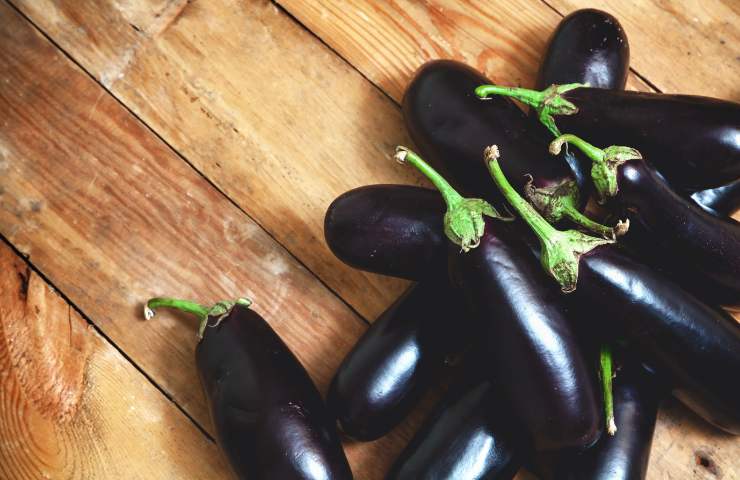 Melanzane su un tavolo