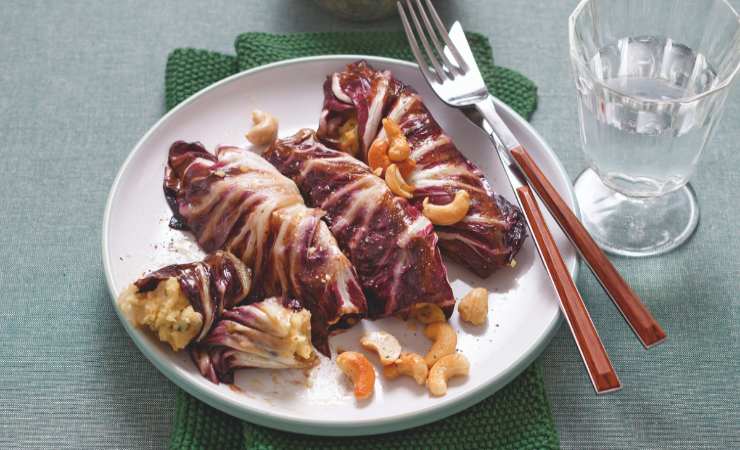 patto con involtini di radicchio e posate