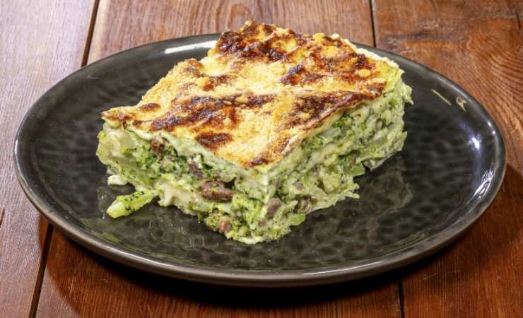 piatto con lasagna broccoli e salsiccia
