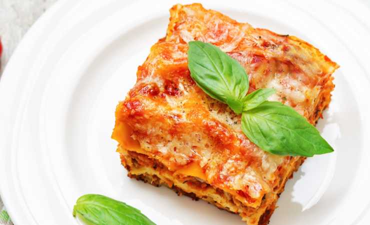piatto con fetta di lasagna 