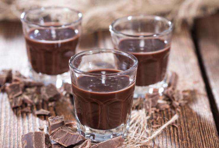 bicchieri di liquore al cioccolato con fondente tritato