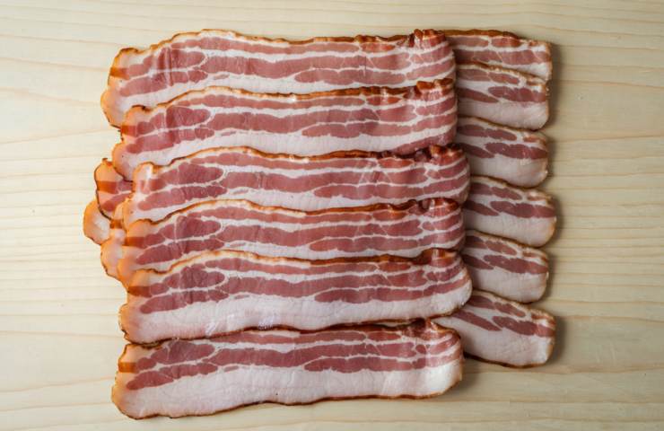 Fette di pancetta cruda