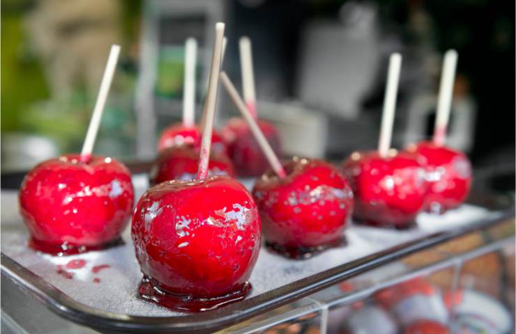 Mele caramellate su un vassoio