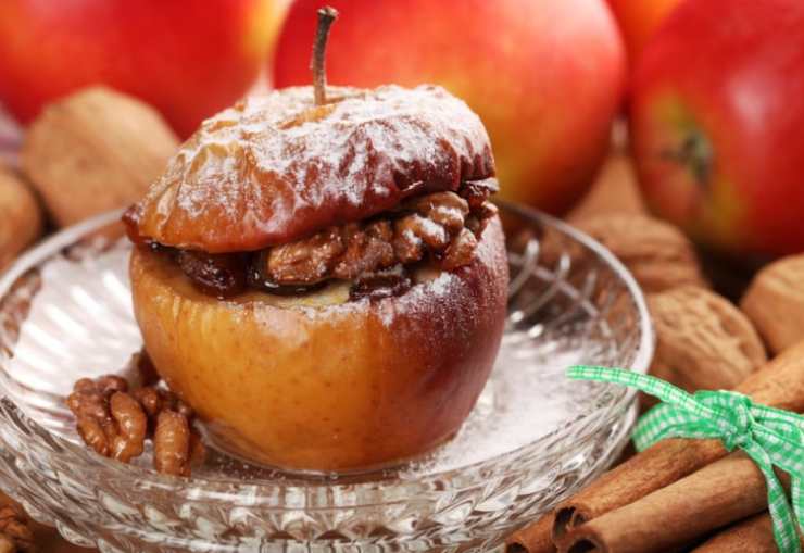 mela ripiena con noci e cosparsa di zucchero a velo