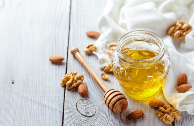 Miele e noci su un piano