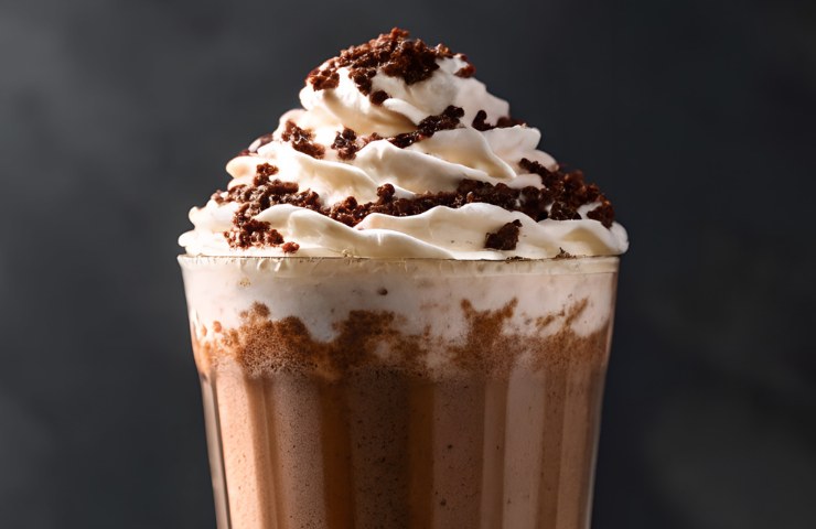 Mocaccino con panna montata e cioccolata in un bicchiere