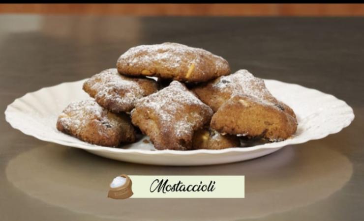 mostaccioli con uvetta e zucchero a velo