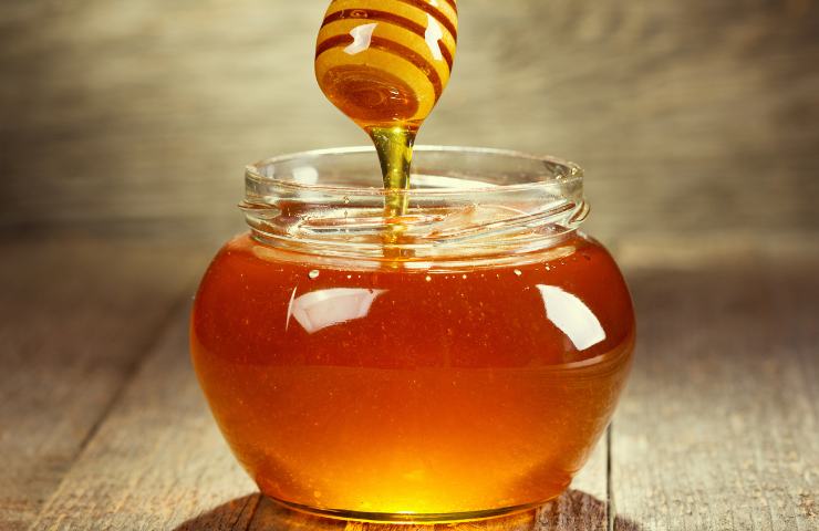 Vasetto di miele su tavolo