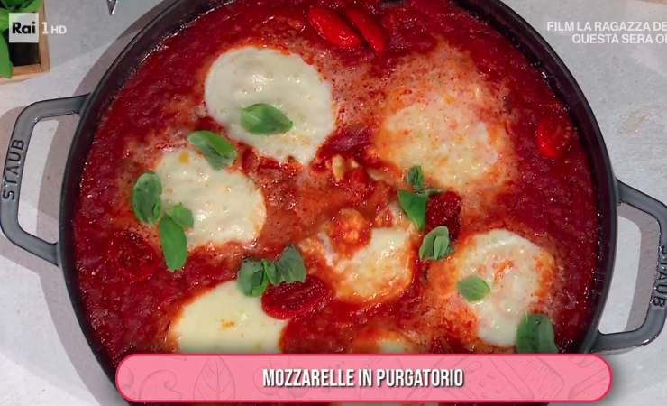 pentola con mozzarelle sugo e basilico
