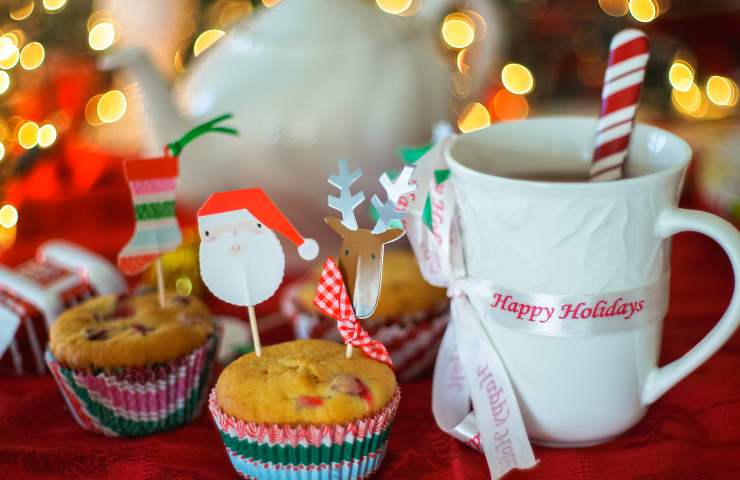 Muffin di Natale su tavola a tema