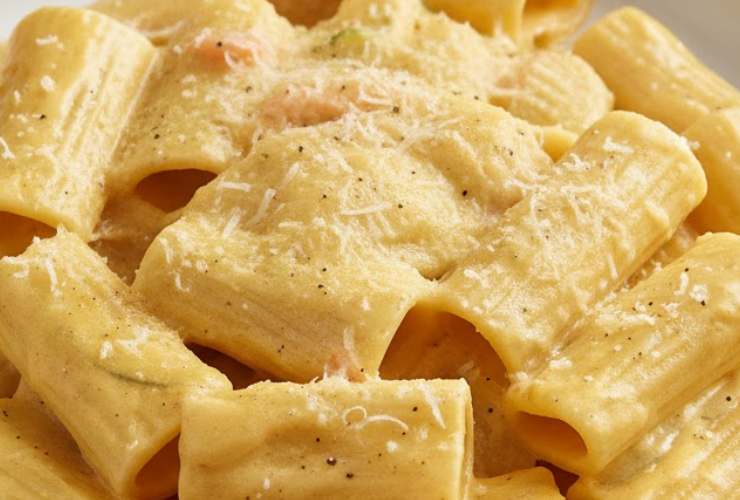 primo piano di paccheri cremosi