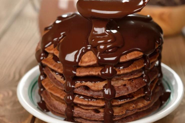 pancake al cioccolato ricoperti di cioccolato fuso