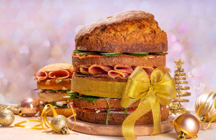 Un panettone gastronomico agghindato su un tagliere