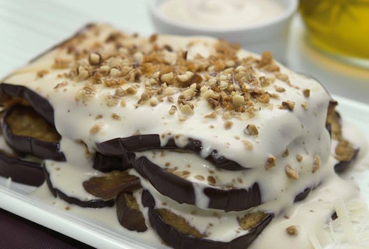 parmigiana di melanzane con besciamella e noci