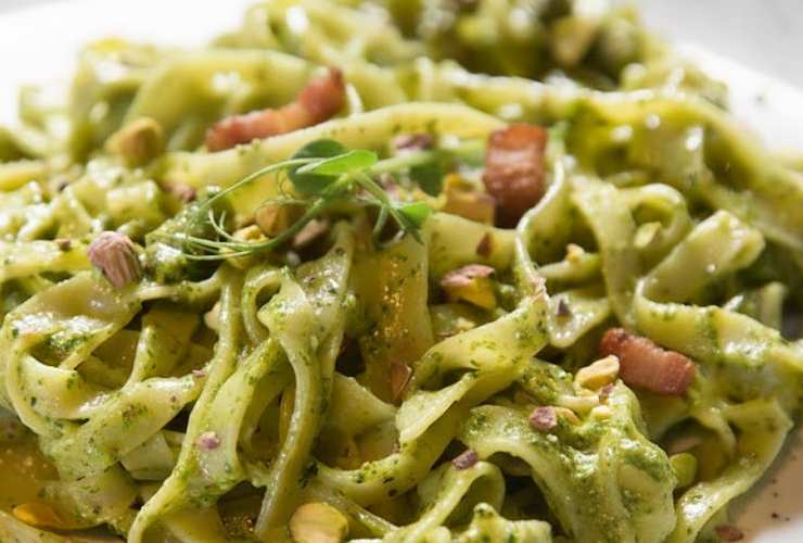 tagliatelle con burrata pistacchi e guanciale