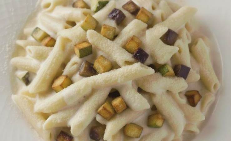 piatto di pasta con crema al latte e verdure