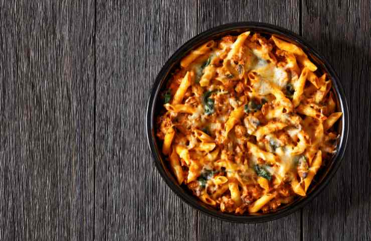 Pasta al forno servita in tavola