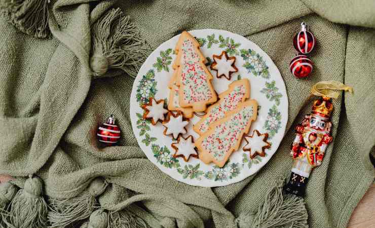piatto di biscotti di pasta frolla di Natale