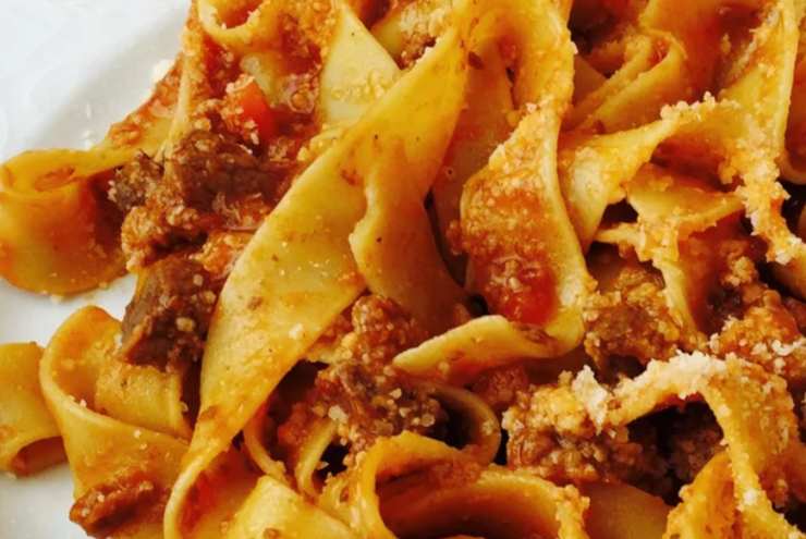 tagliatelle con pomodoro e salsicce