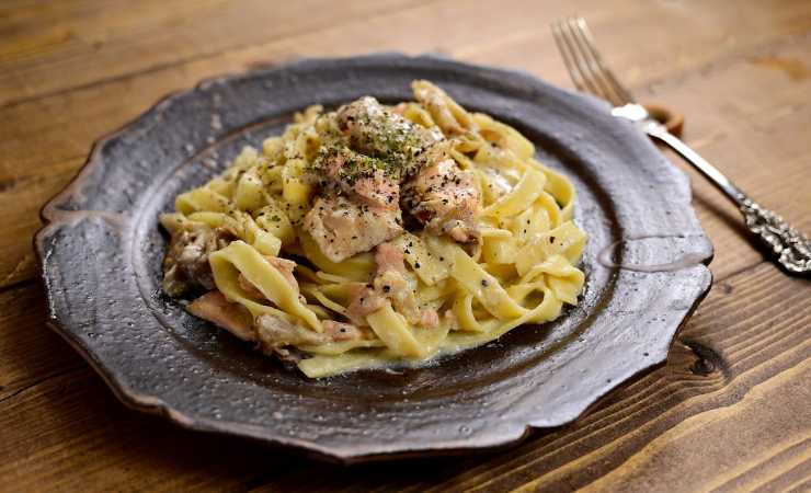 piatto di fettuccine con salmone panna e gorgonzola